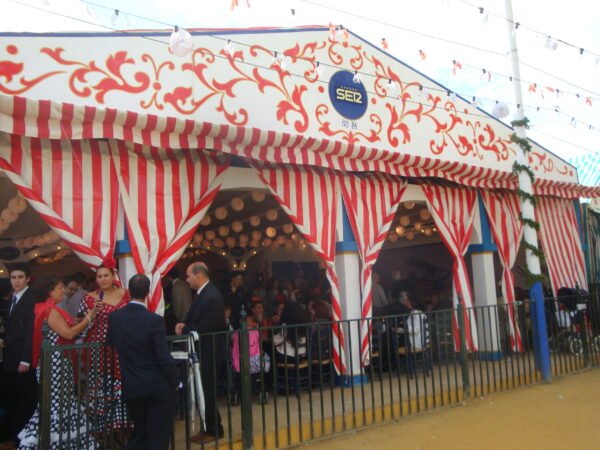 Fotografía real de la fachada de una caseta de la Feria de Abril de Sevilla