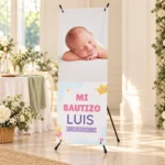 Xbanner de bautizo colorido con fotografía, nombre y fecha en una celebración